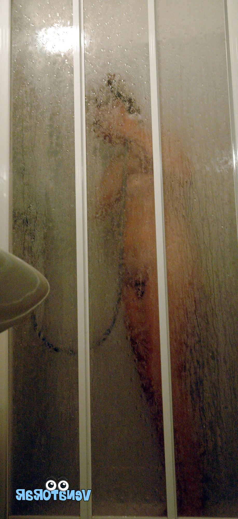 11P La esposa en la ducha
