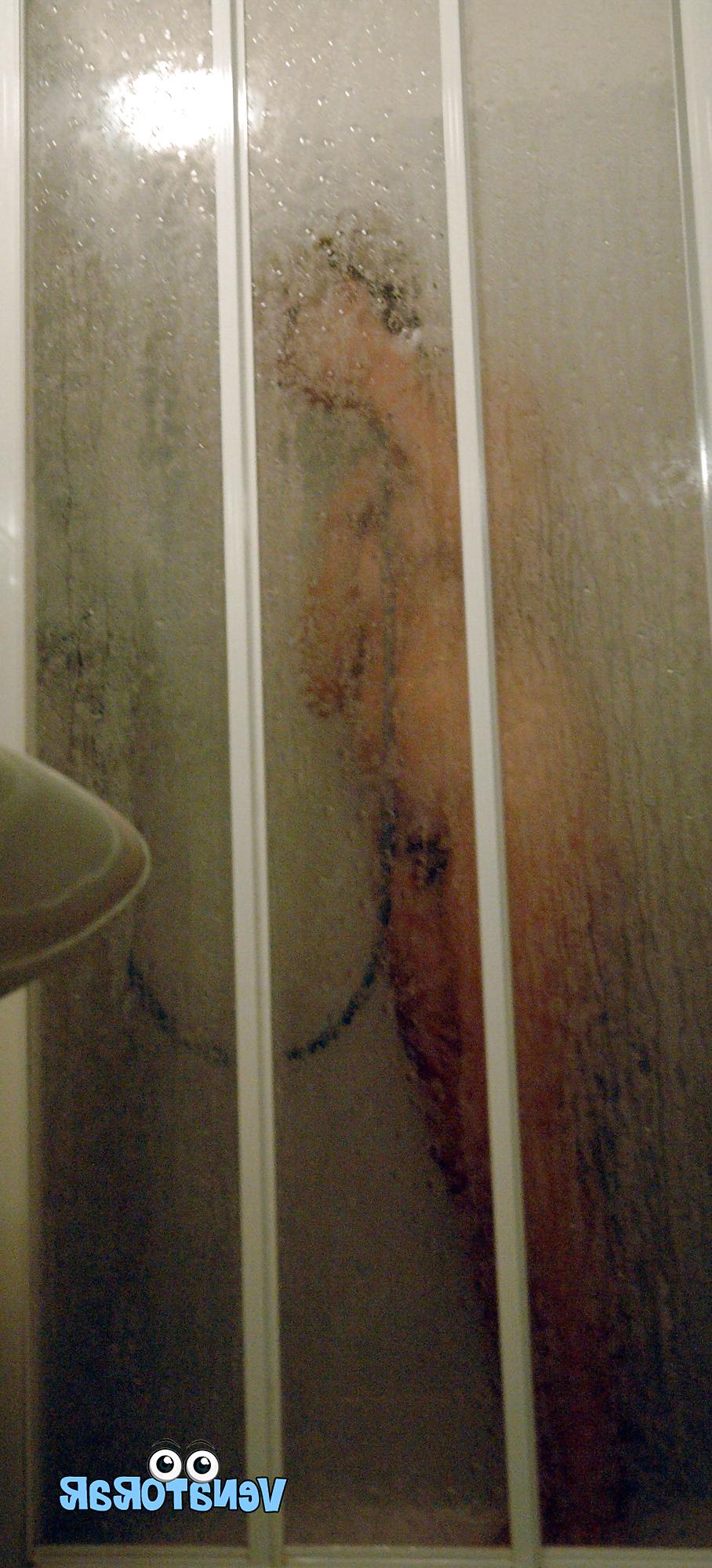11P La esposa en la ducha