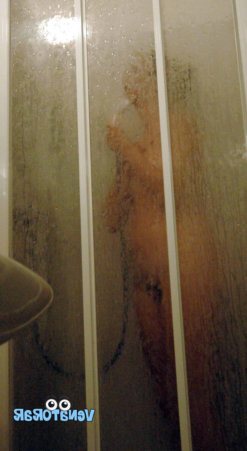 11P La esposa en la ducha