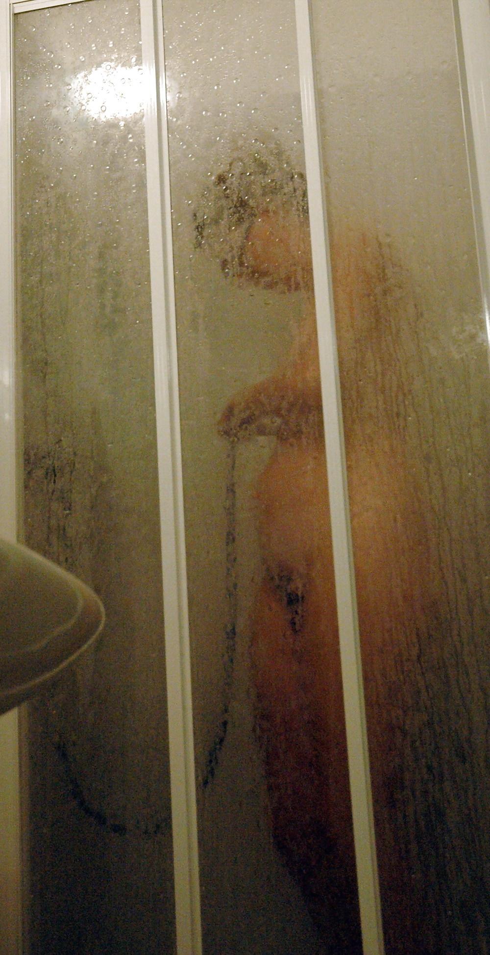 11P La esposa en la ducha