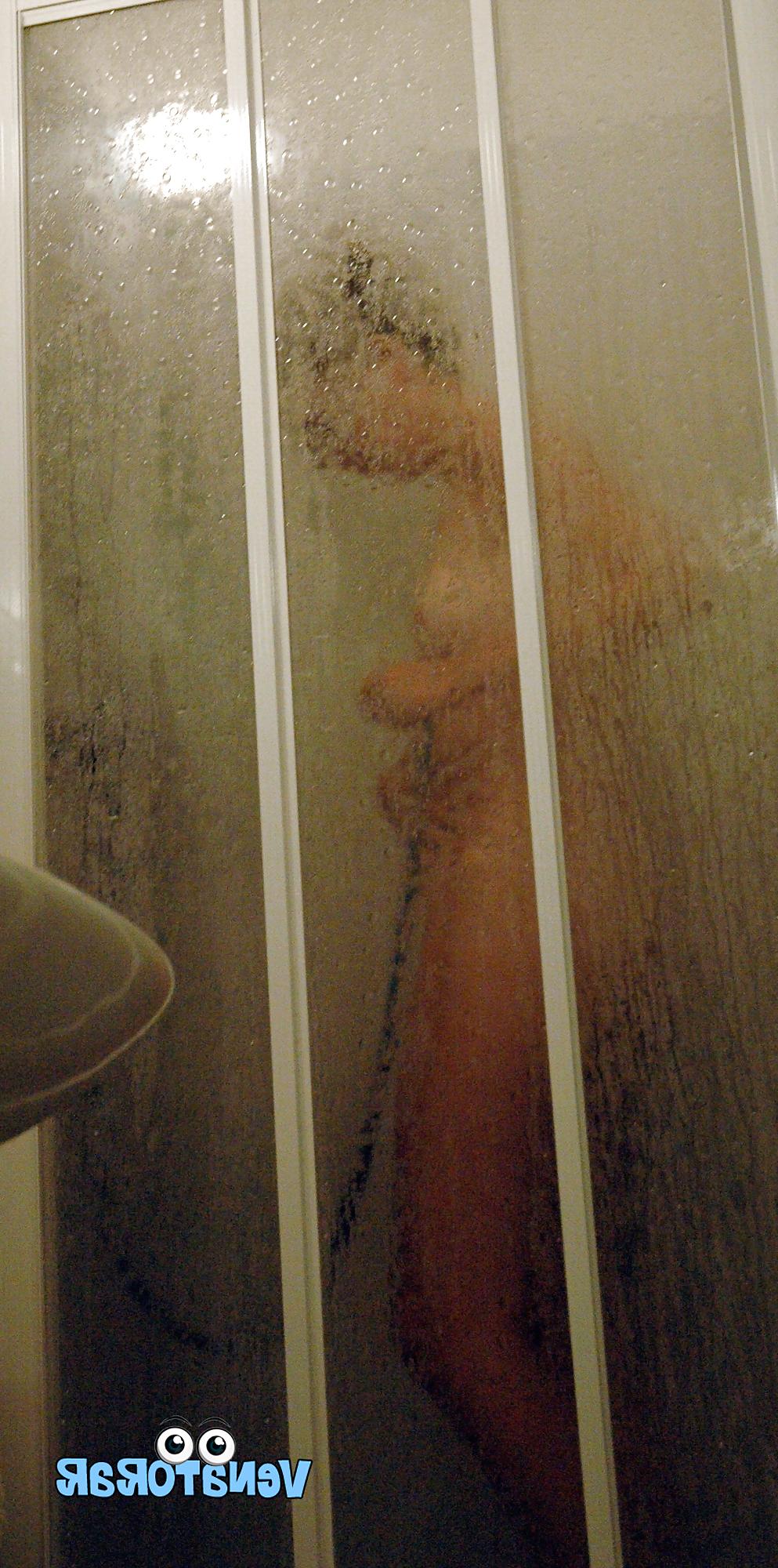 11P La esposa en la ducha