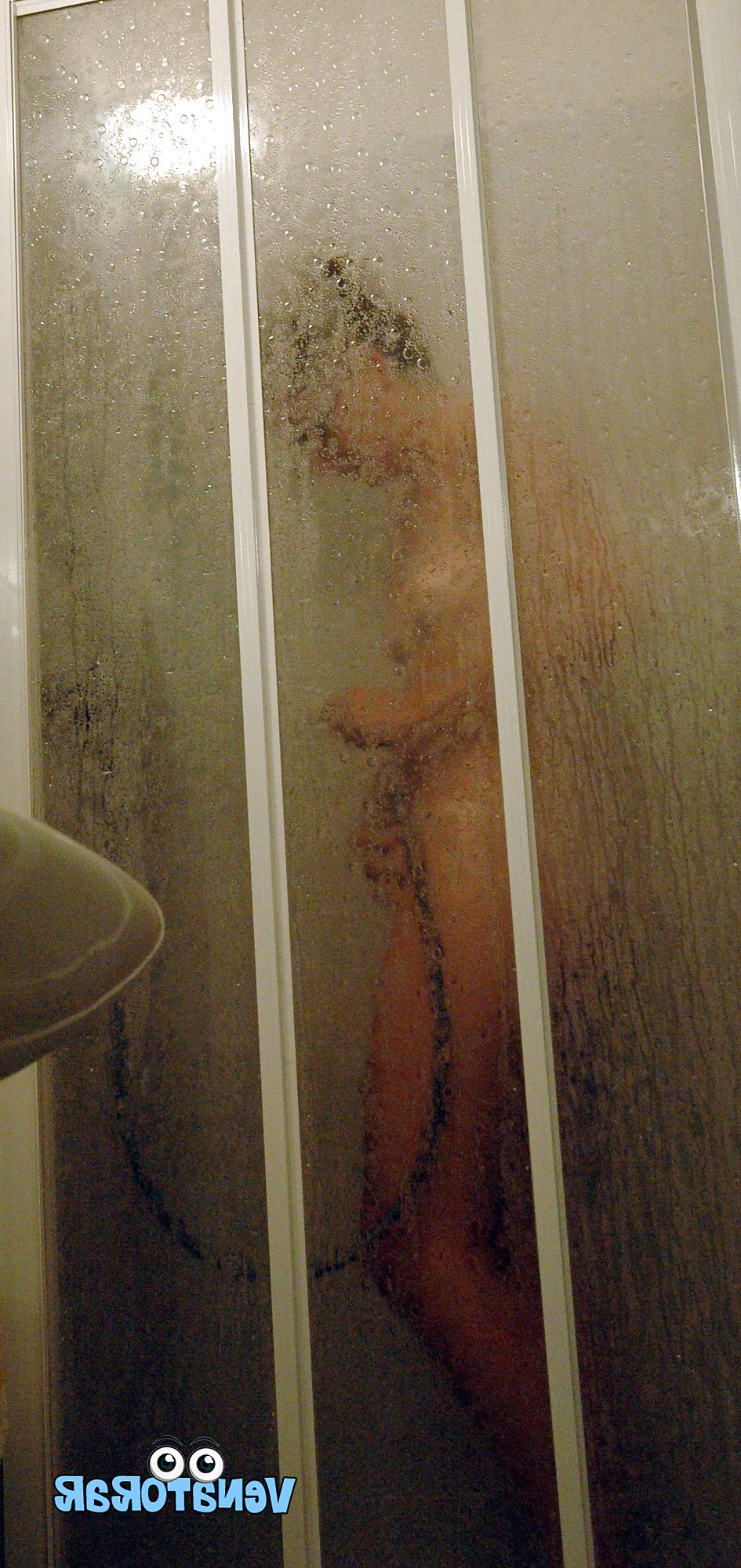 11P La esposa en la ducha