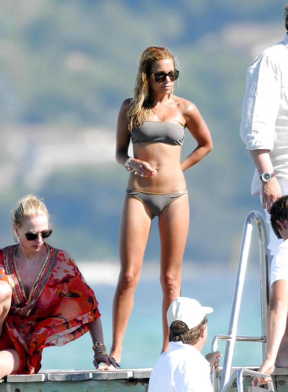 6P Sylvie can der Vaart - Cameltoe Bikini