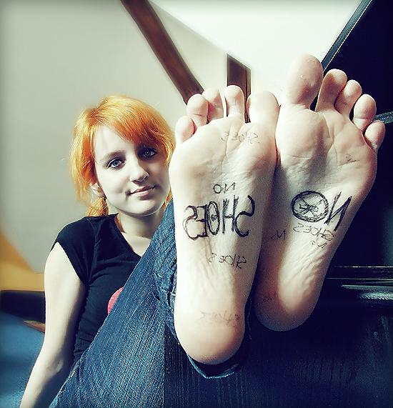 11P HOLIDAY FEET LOOKING 
