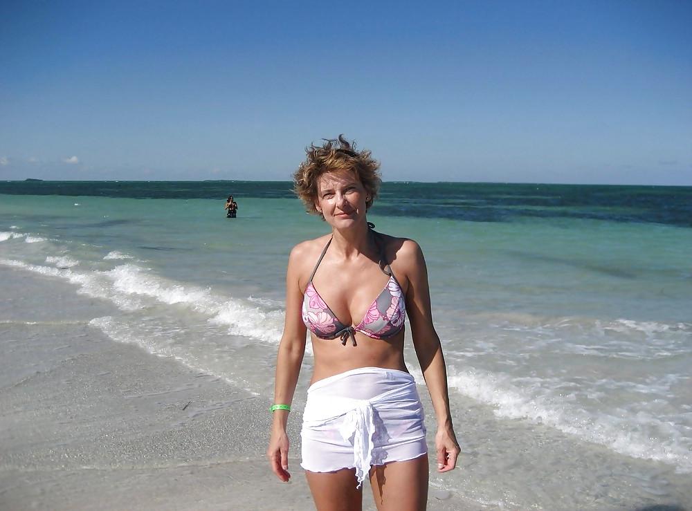 8P How to fuck this dutch mom?