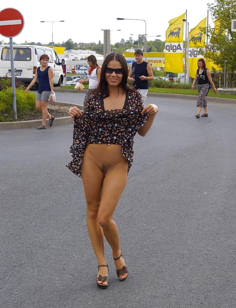25P Public pussy flashing. Fanny on the streets.