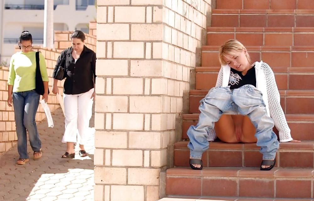 25P Public pussy flashing. Fanny on the streets.