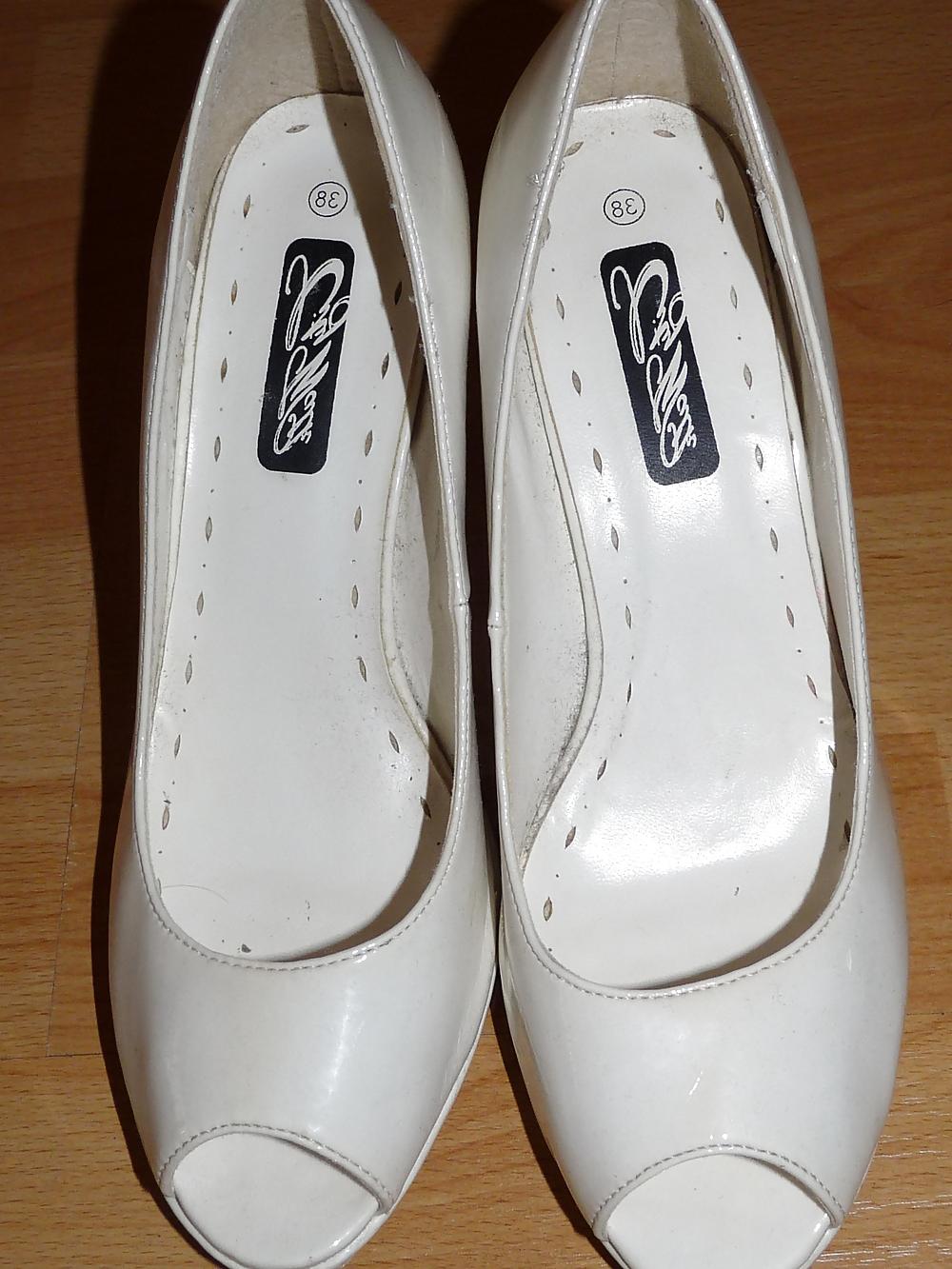 7P Wifes white patent lack peep toes colored nails