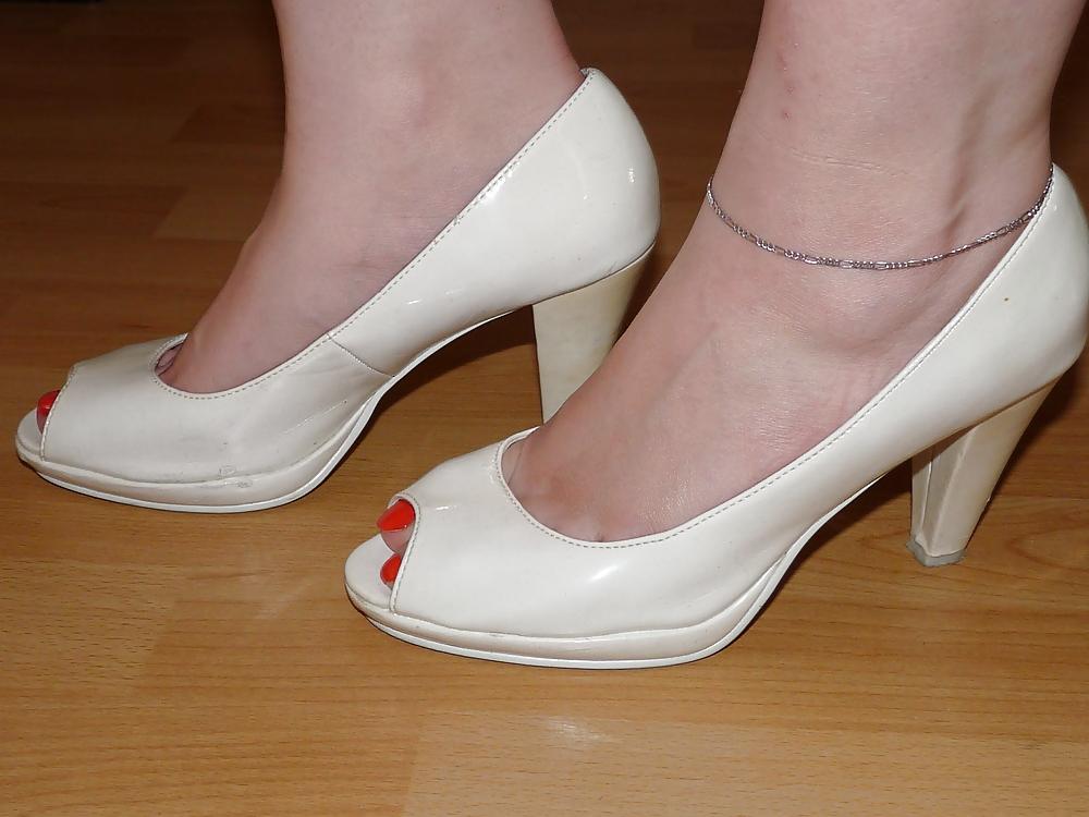 7P Wifes white patent lack peep toes colored nails