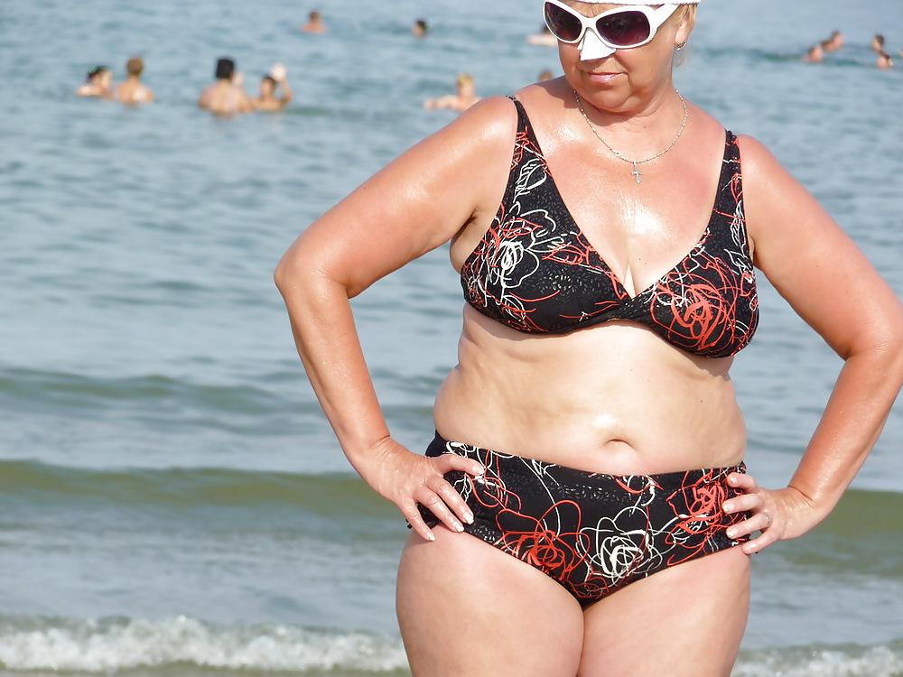 25P Russian women on the beach!