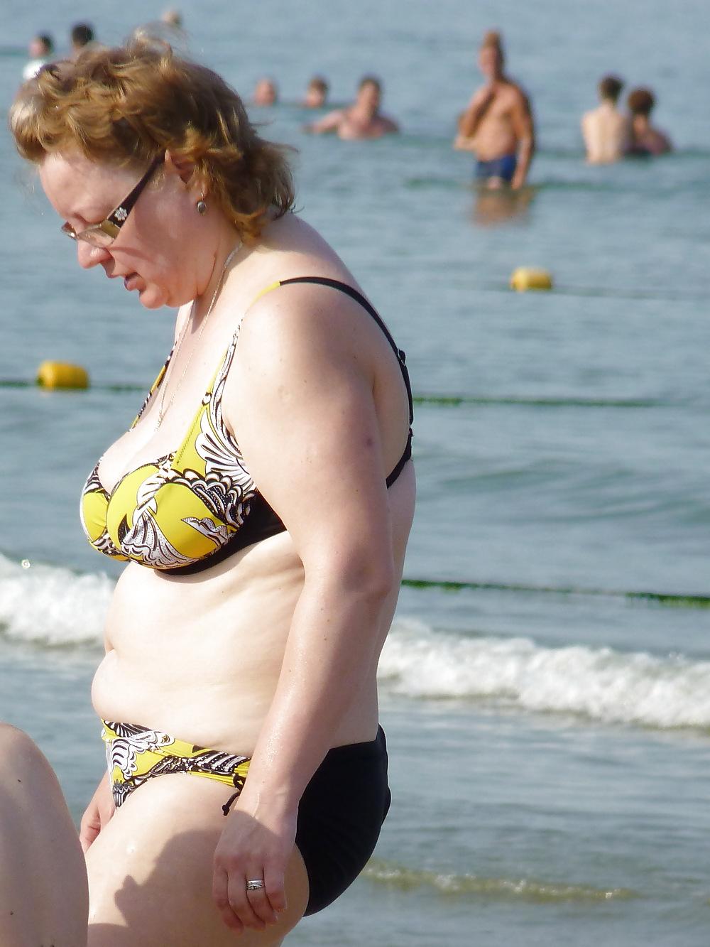 25P Russian women on the beach!