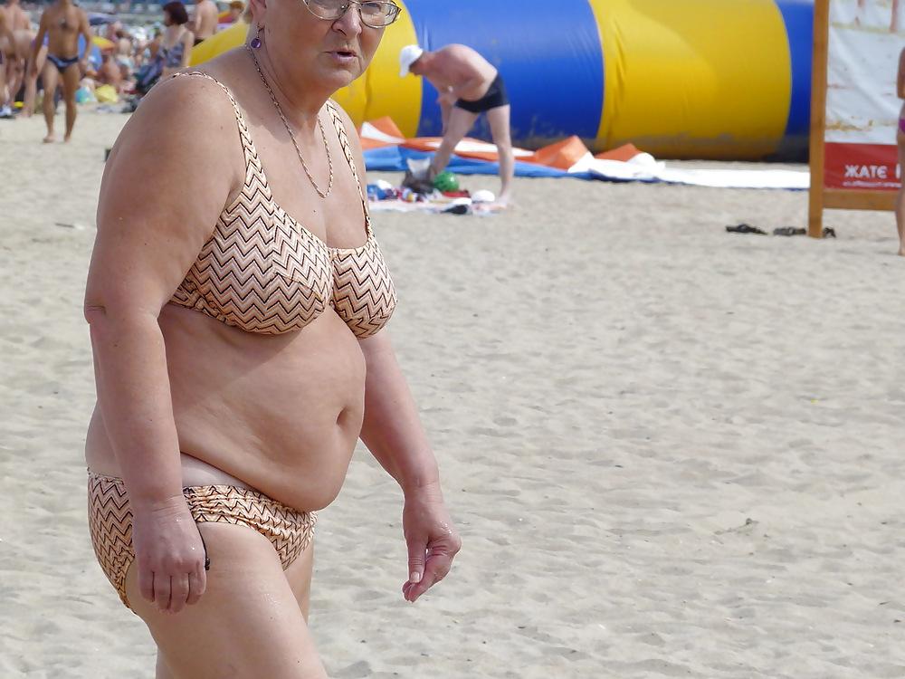 25P Russian women on the beach!