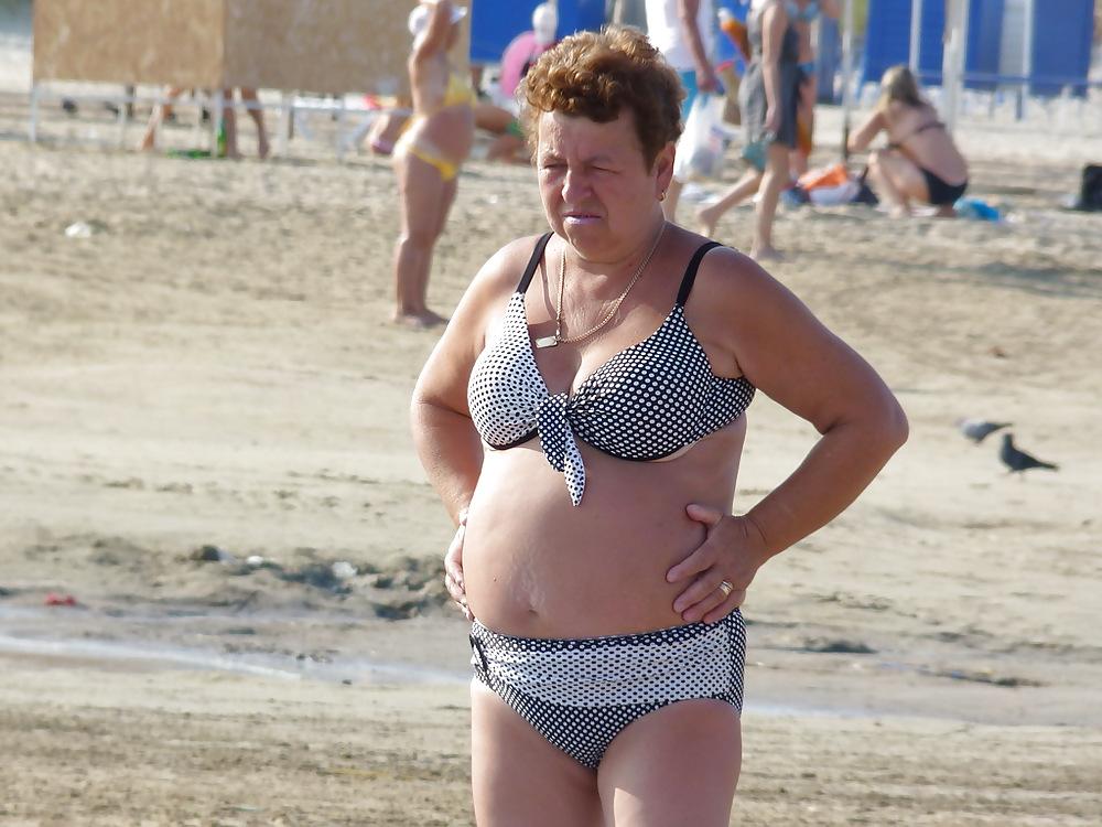 25P Russian women on the beach!