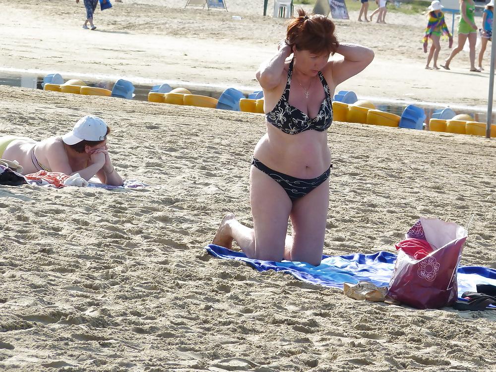 25P Russian women on the beach!