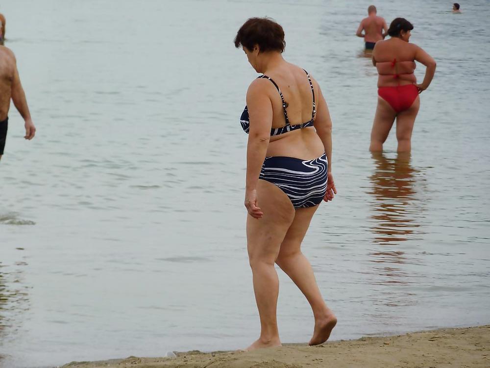 25P Russian women on the beach!