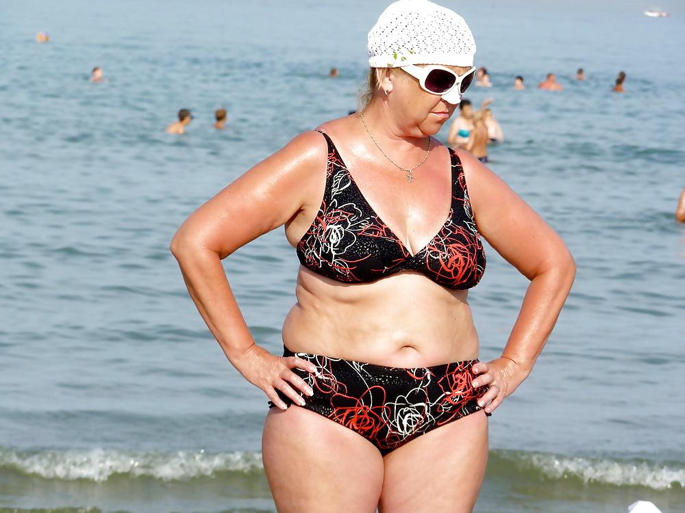 25P Russian women on the beach!