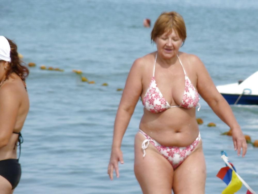 25P Russian women on the beach!