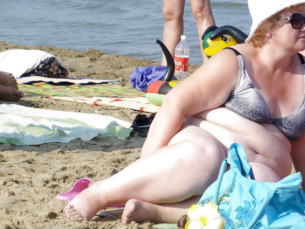 25P Russian women on the beach!