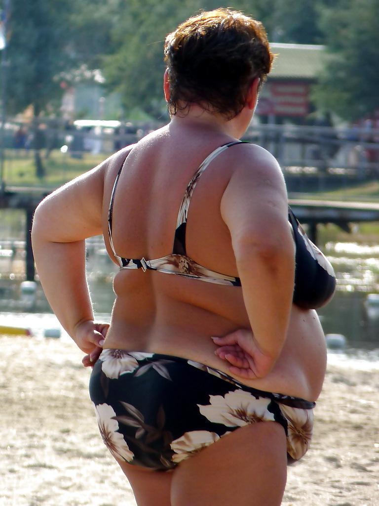 25P Russian women on the beach!