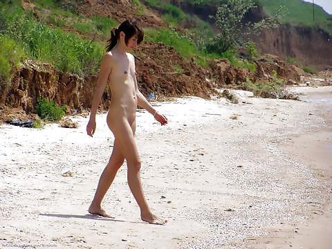 25P Titless on the beach
