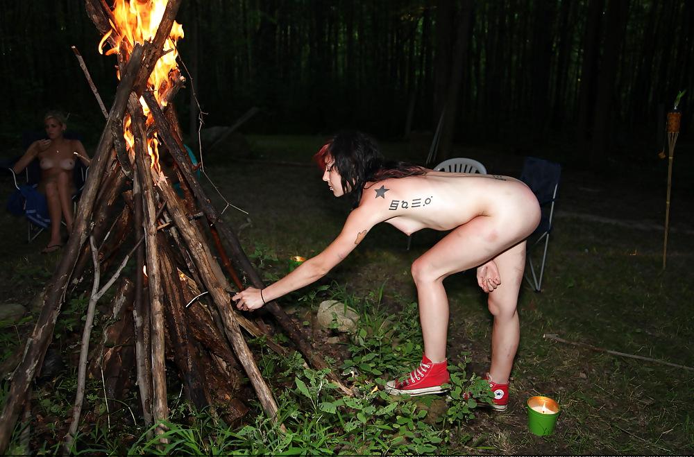 25P Naked In The Woods