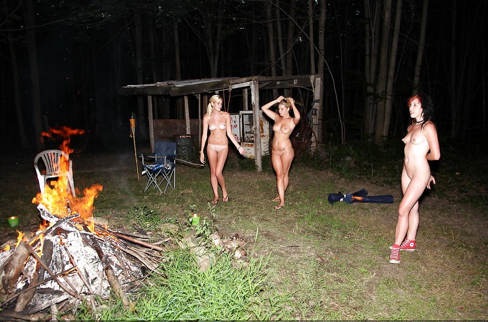 25P Naked In The Woods