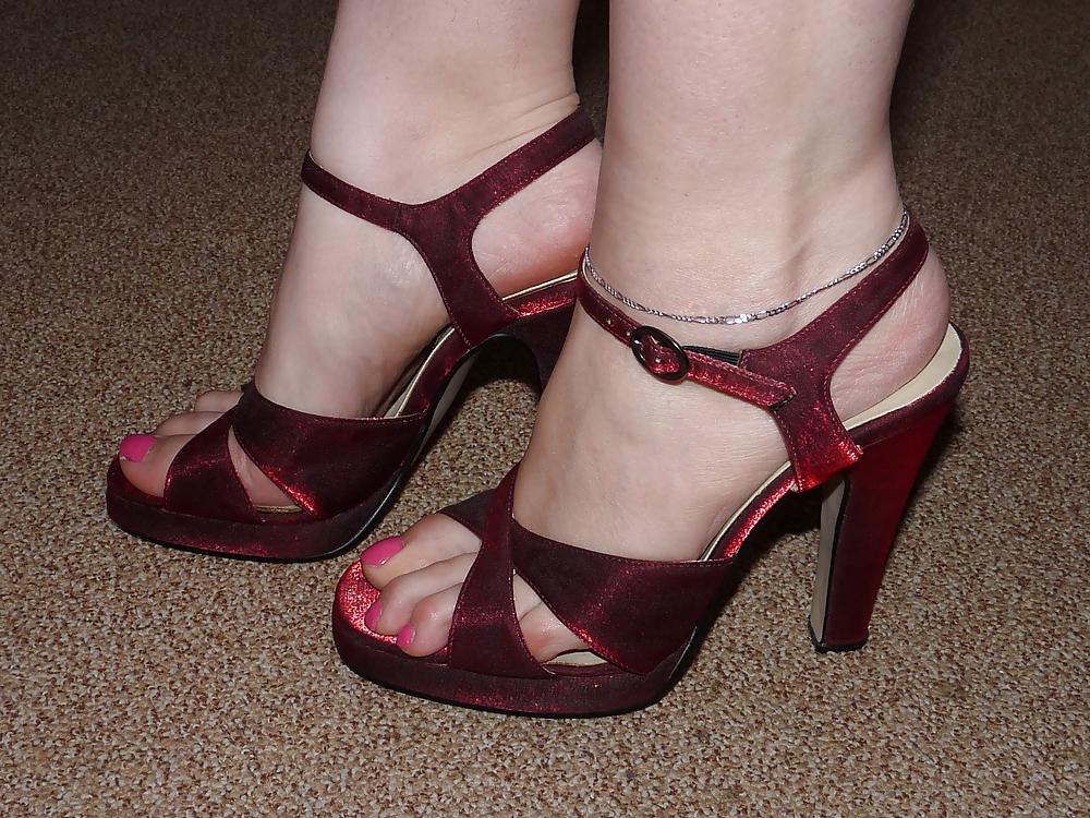 6P Wifes red satin sandals heels pink nails