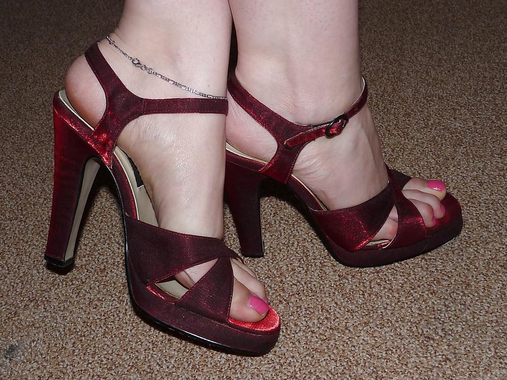 6P Wifes red satin sandals heels pink nails