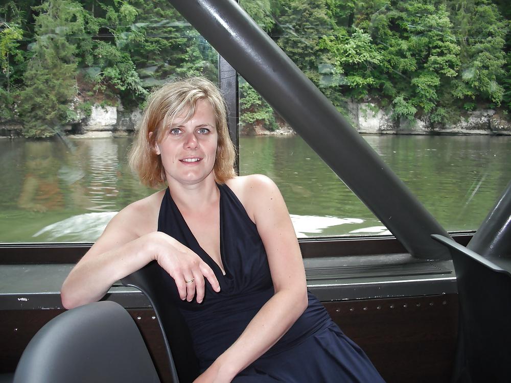 11P How do you fuck this Dutch Mature mom?