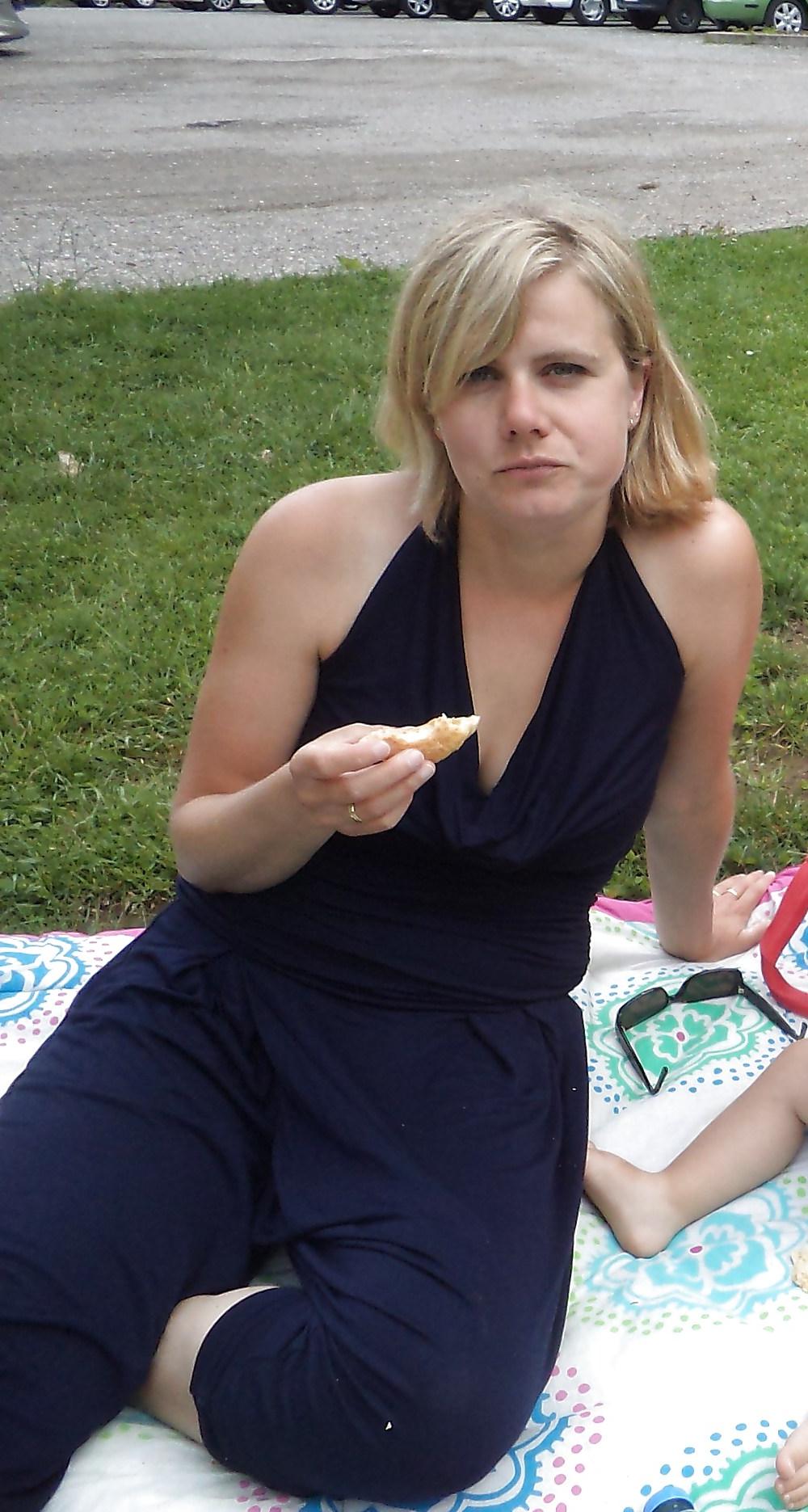 11P How do you fuck this Dutch Mature mom?