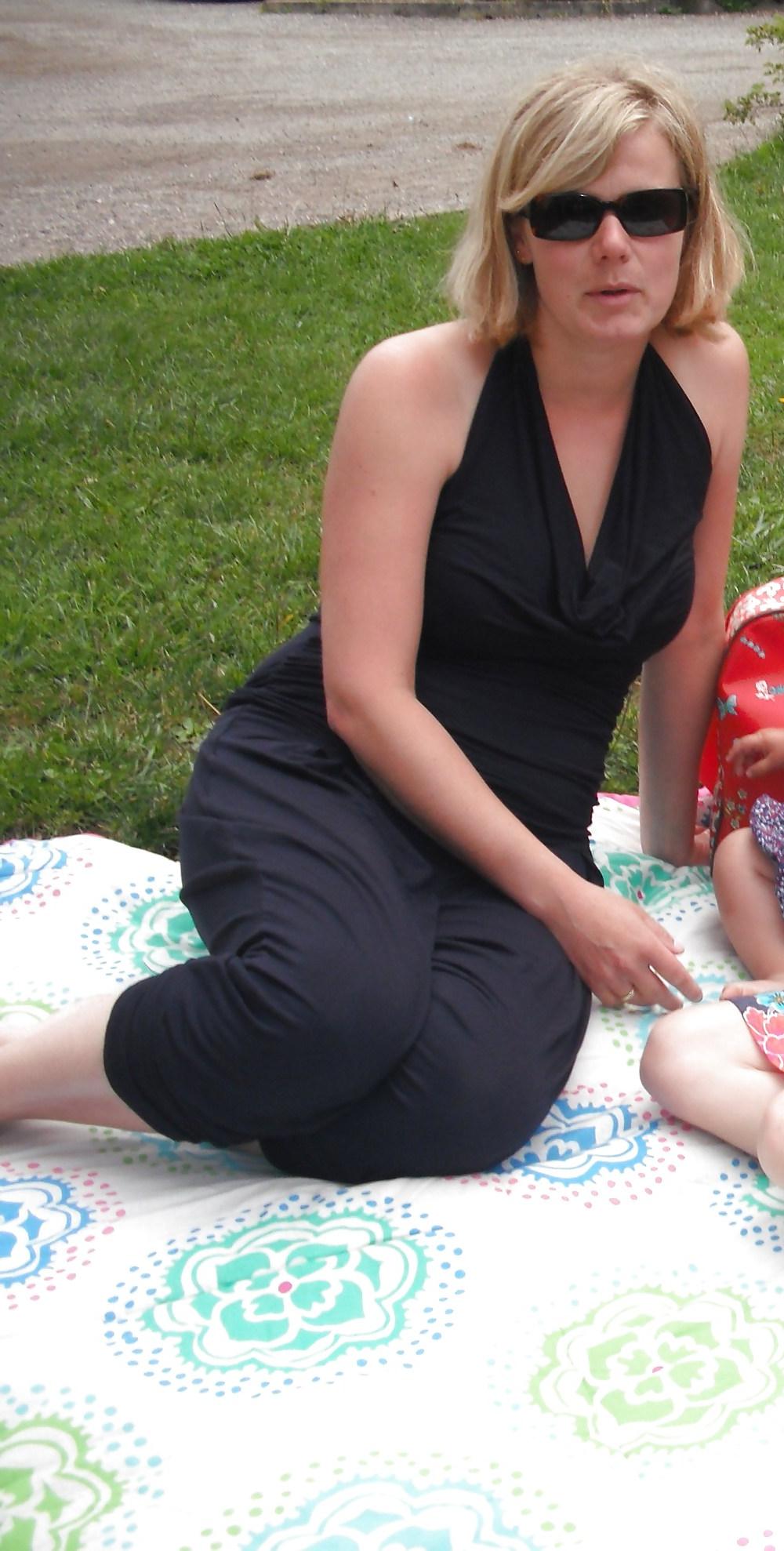 11P How do you fuck this Dutch Mature mom?