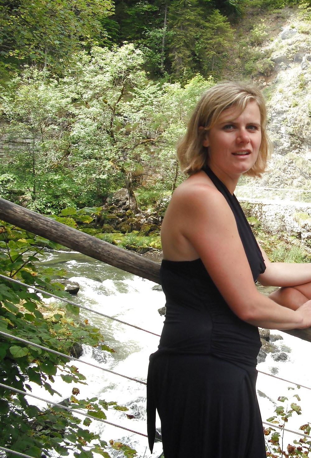 11P How do you fuck this Dutch Mature mom?