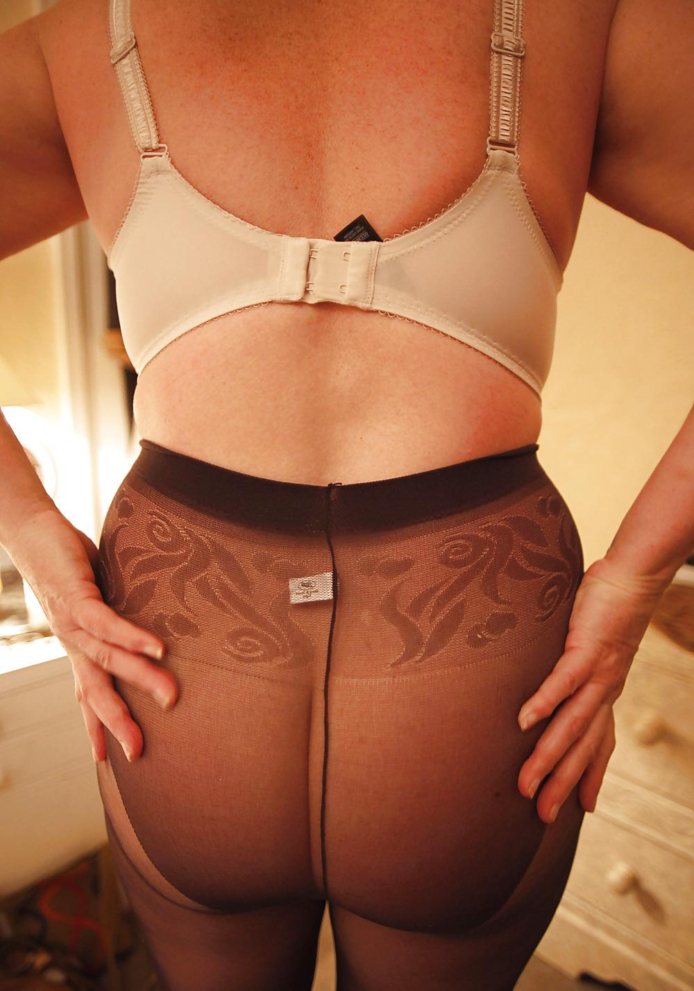 20P Mature Wife In Pantyhose