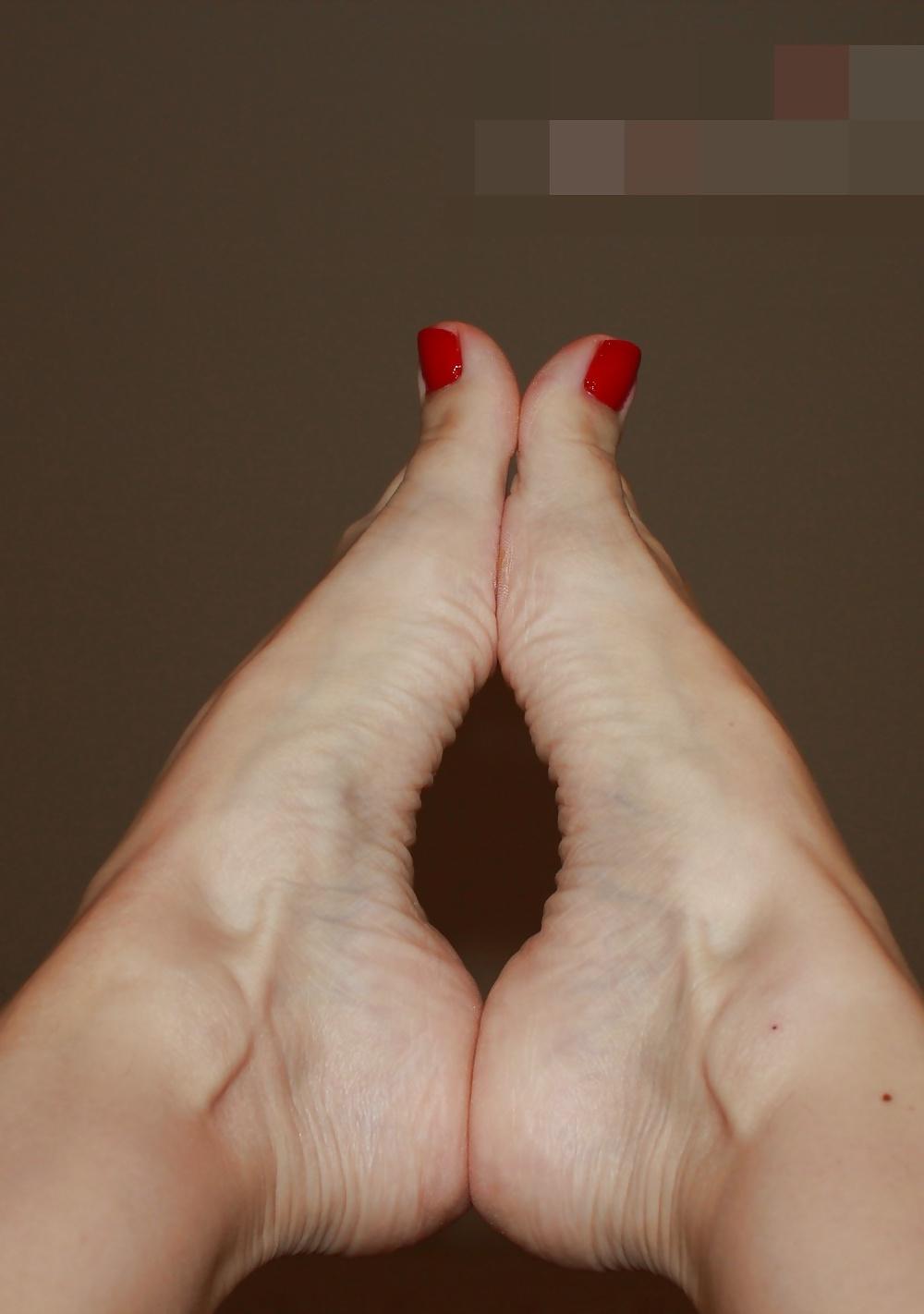 25P Milf very beautiful red nails