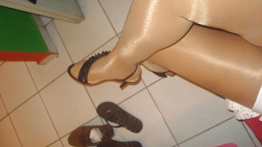 10P Shiny pantyhose pics