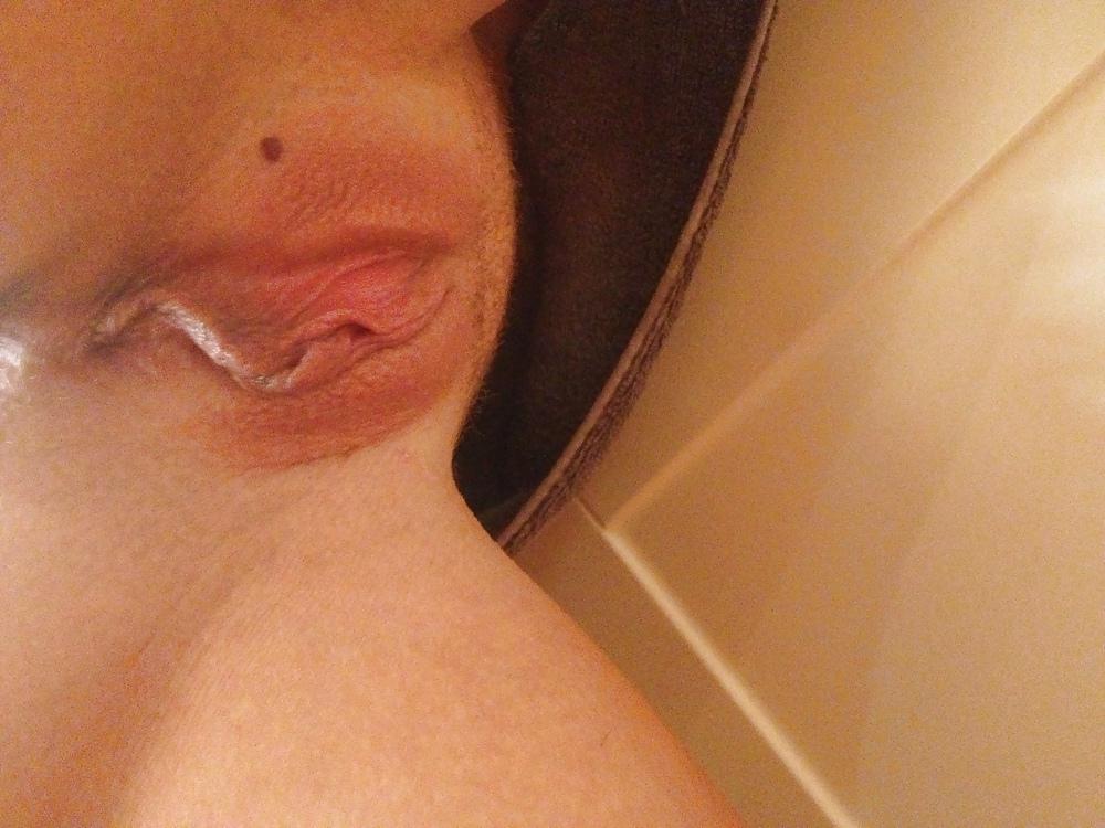18P Shaving her pussy