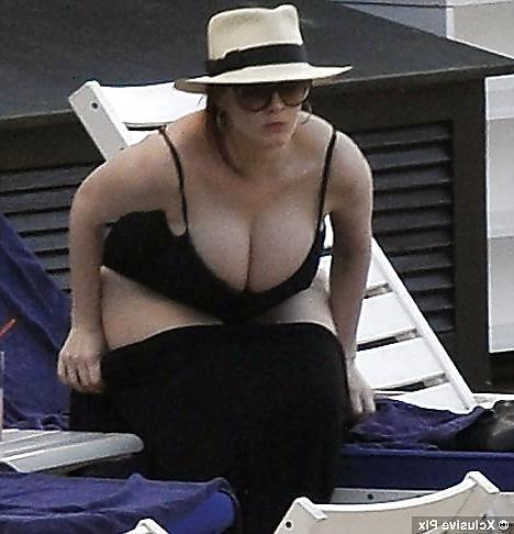 25P Christina Hendricks - bombshell redhead