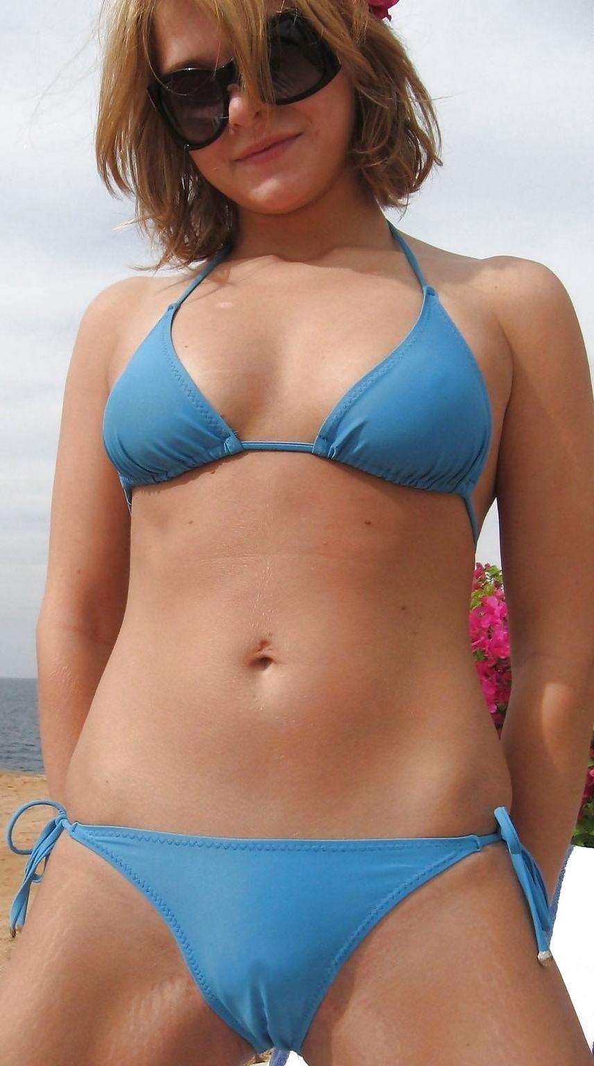 23P Bikini cameltoe pussy