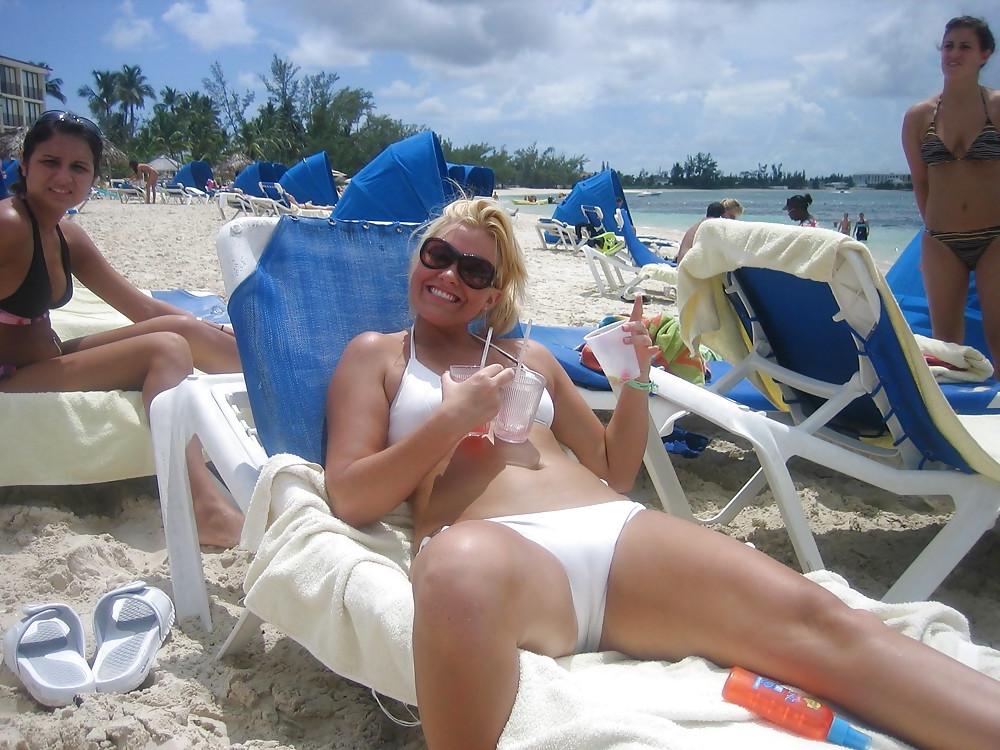 23P Bikini cameltoe pussy
