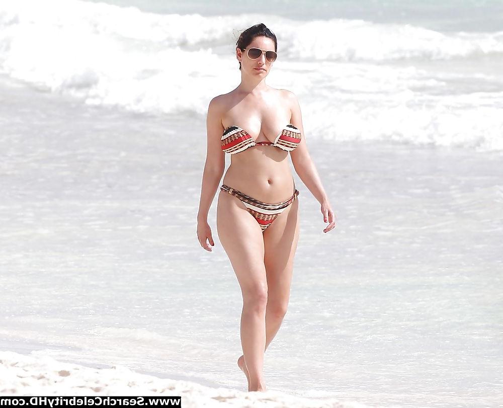 25P Kelly Brook Topless On The Beach In Cancun