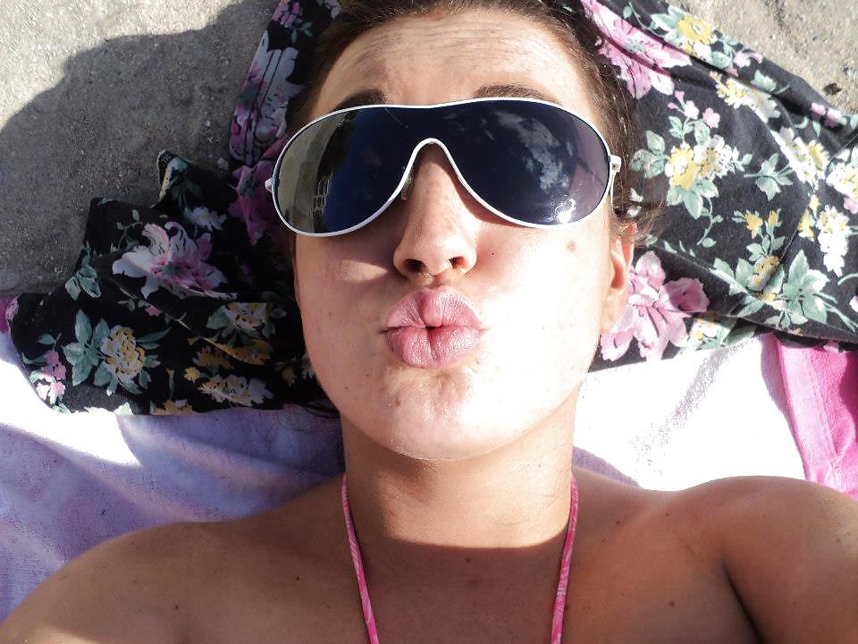22P Hot Irish chick on holiday....please comment
