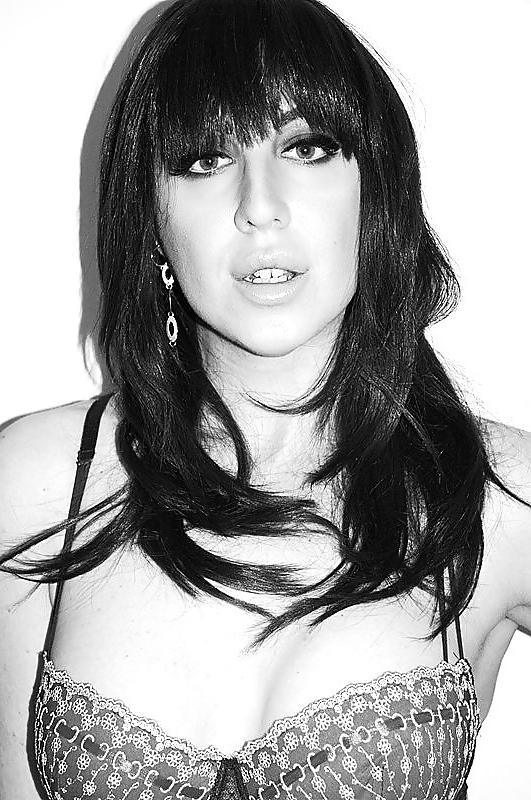 25P Farrah Mills - Famous Shemale Star