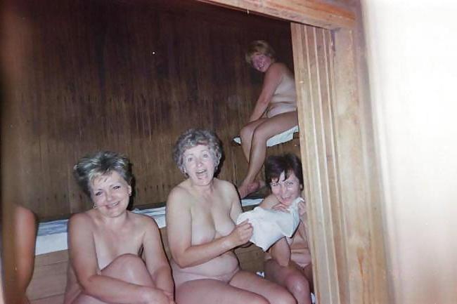 10P Russians mature womans in the baths!