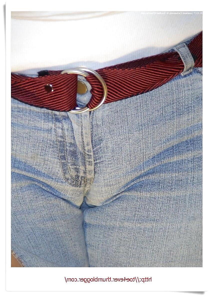 10P Walking  with her cameltoe hanging out