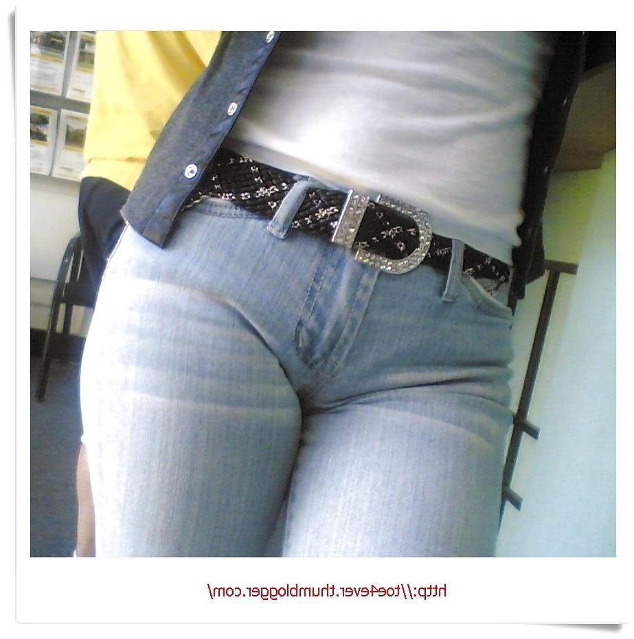 10P Walking  with her cameltoe hanging out