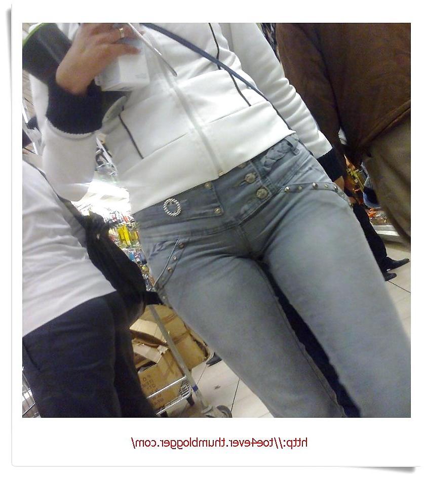 10P Walking  with her cameltoe hanging out