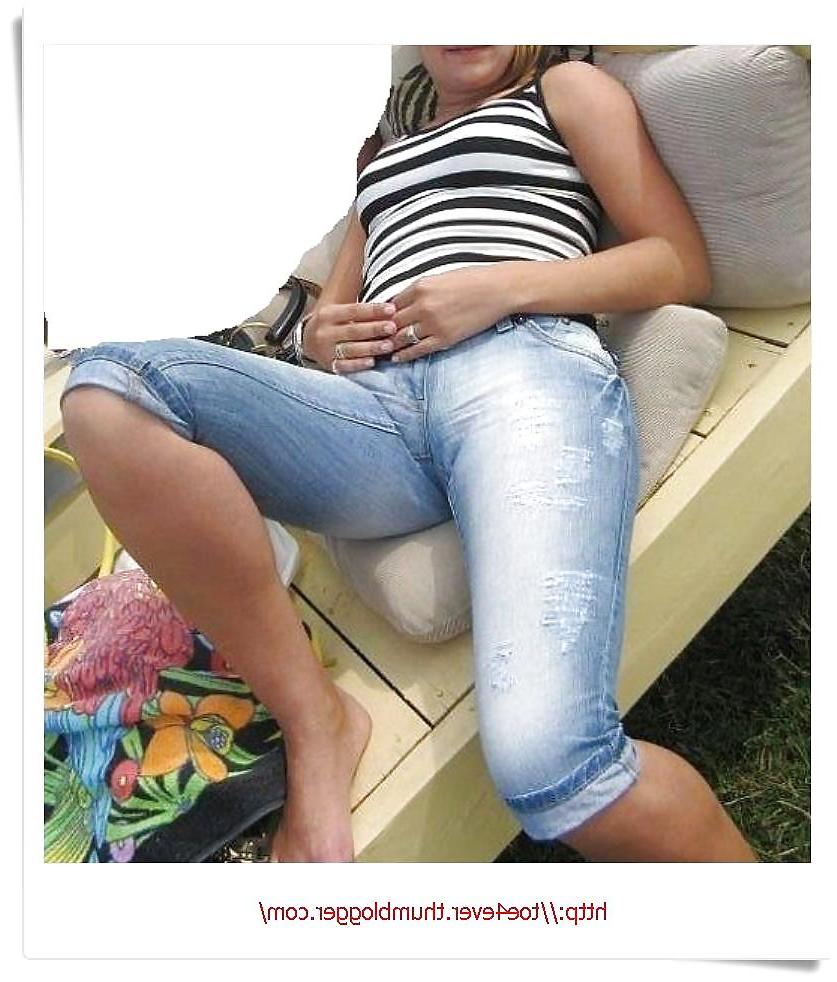 10P Walking  with her cameltoe hanging out