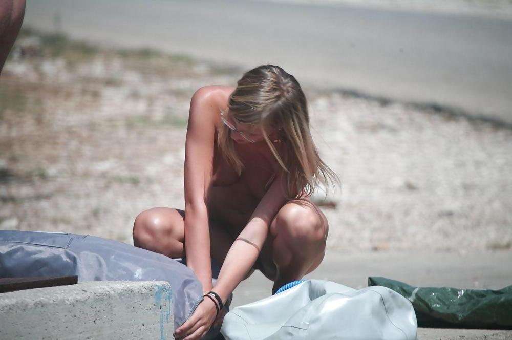 25P Some  hot babe some mature nude on the beach
