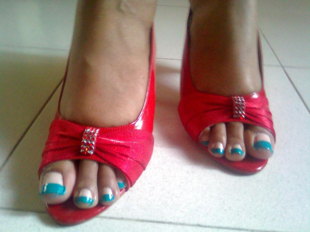 15P My wife's toe's n nails