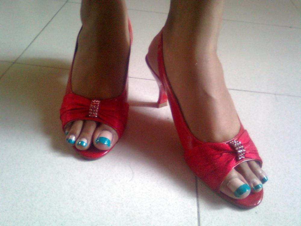 15P My wife's toe's n nails